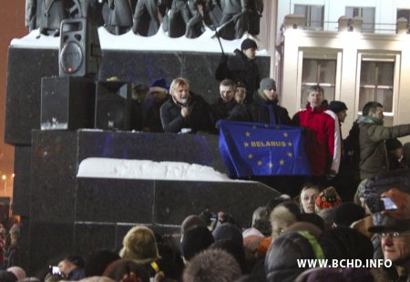 Фотаімгненне Плошчы: Акрываўлены Рымашэўскі выступае перад дэманстрантамі