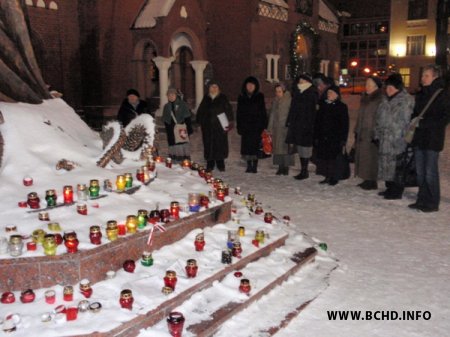 Ля Чырвонага касцёла штодня свечкі і малітвы за палітвязняў (Фота)