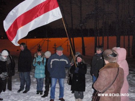 У Курапатах узгадалі ахвяраў сталінскіх і цяперашніх рэпрэсіяў (Фота)