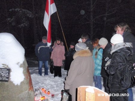 У Курапатах узгадалі ахвяраў сталінскіх і цяперашніх рэпрэсіяў (Фота)