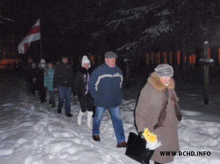 У Курапатах узгадалі ахвяраў сталінскіх і цяперашніх рэпрэсіяў (Фота)