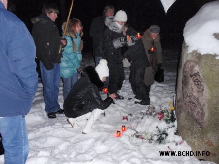 У Курапатах узгадалі ахвяраў сталінскіх і цяперашніх рэпрэсіяў (Фота)