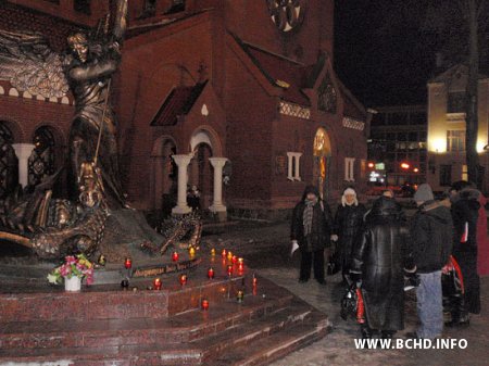 Ля Чырвонага касьцёла малітоўныя вершы і малюнкі палітвязьняў