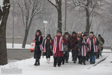 Жаночае малітоўнае шэсце салідарнасці з палітвязнямі ў Менску (Фота)