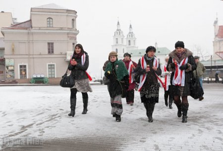 Жаночае малітоўнае шэсце салідарнасці з палітвязнямі ў Менску (Фота)