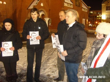 Cябры БХД усклалі кветкі да дому, дзе была абвечашаная БНР, і памаліліся ля Чырвонага касьцёла (Фота)