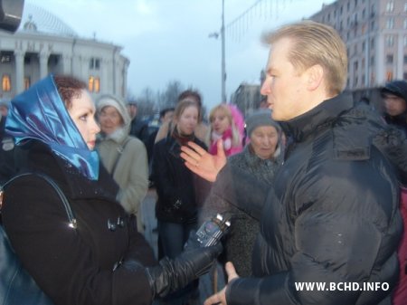 Cябры БХД усклалі кветкі да дому, дзе была абвечашаная БНР, і памаліліся ля Чырвонага касьцёла (Фота)