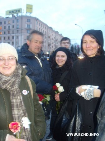 Cябры БХД усклалі кветкі да дому, дзе была абвечашаная БНР, і памаліліся ля Чырвонага касьцёла (Фота)