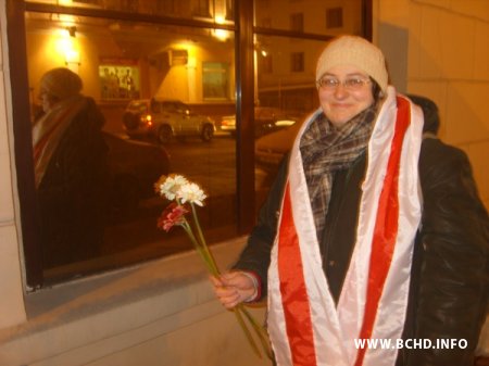 Cябры БХД усклалі кветкі да дому, дзе была абвечашаная БНР, і памаліліся ля Чырвонага касьцёла (Фота)