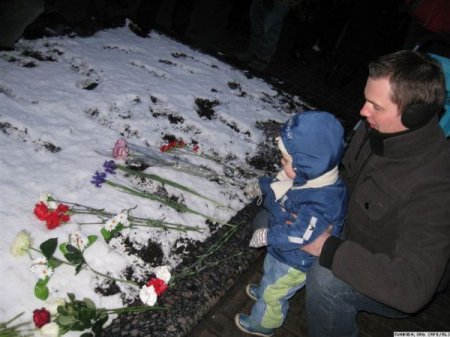 Cябры БХД усклалі кветкі да дому, дзе была абвечашаная БНР, і памаліліся ля Чырвонага касьцёла (Фота)