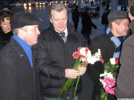 Cябры БХД усклалі кветкі да дому, дзе была абвечашаная БНР, і памаліліся ля Чырвонага касьцёла (Фота)