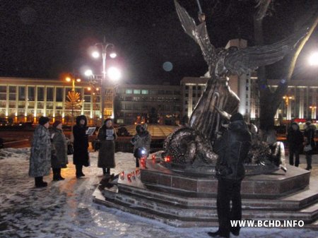 ЗЗ міліцыянты ці малітва за Беларусь ля Чырвонага касьцёла (Фота)