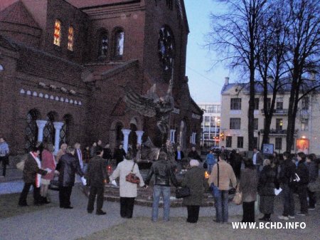 Малітва ля Чырвонага касьцёла і жаночае малітоўнае шэсьце салідарнасьці з палітвязнямі ў Менску (Фота)