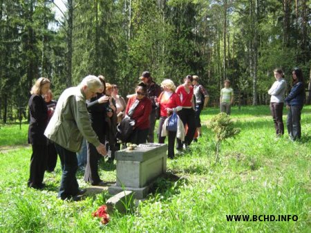 9 траўня хадэкі ладзілі экскурсію ў Курапаты, а спецслужбісты смажылі там шашлыкі (Фота)