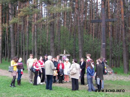 9 траўня хадэкі ладзілі экскурсію ў Курапаты, а спецслужбісты смажылі там шашлыкі (Фота)