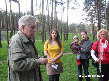 9 траўня хадэкі ладзілі экскурсію ў Курапаты, а спецслужбісты смажылі там шашлыкі (Фота)