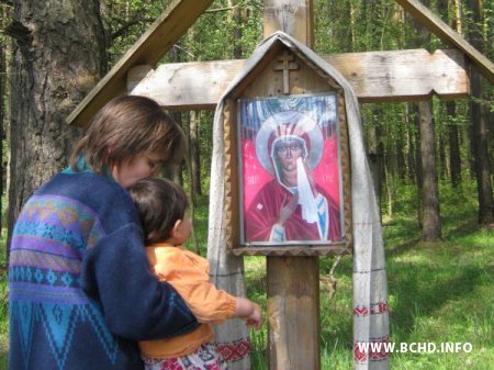 9 траўня хадэкі ладзілі экскурсію ў Курапаты, а спецслужбісты смажылі там шашлыкі (Фота)