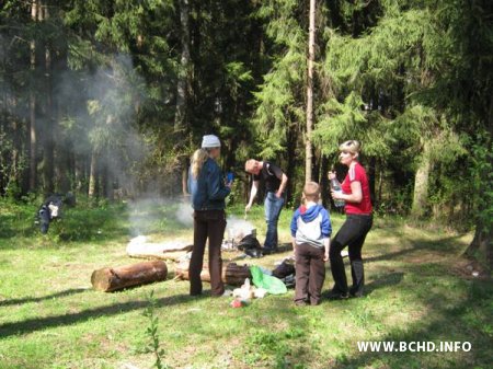 9 траўня хадэкі ладзілі экскурсію ў Курапаты, а спецслужбісты смажылі там шашлыкі (Фота)