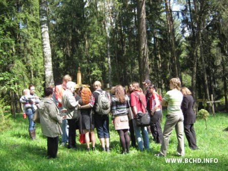 9 траўня хадэкі ладзілі экскурсію ў Курапаты, а спецслужбісты смажылі там шашлыкі (Фота)