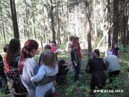 9 траўня хадэкі ладзілі экскурсію ў Курапаты, а спецслужбісты смажылі там шашлыкі (Фота)