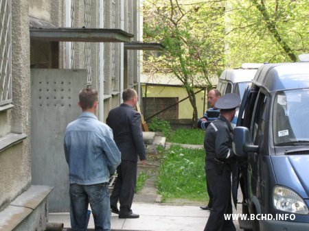 Паўла Севярынца вывозілі з суда пад воплескі і воклічы "Жыве Беларусь!" (Фота)