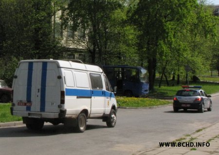 Паўла Севярынца вывозілі з суда пад воплескі і воклічы "Жыве Беларусь!" (Фота)