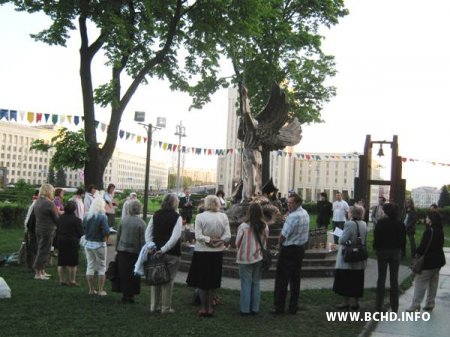 На малітву ў 5 месяцаў Плошчы сабралася больш за 50 чалавек (Фота)