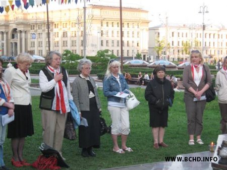 На малітву ў 5 месяцаў Плошчы сабралася больш за 50 чалавек (Фота)