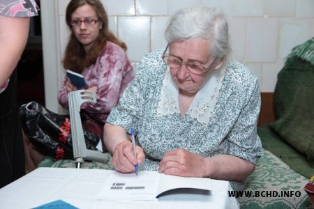 Моладзь БХД зьбірае сродкі на дапамогу былой зьняволенай ГУЛАГу (Фота)