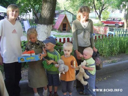 Кобрынская суполка БХД наведала шматдзетныя сем'і (Фота)