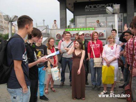 Моладзь БХД арганізавала "ўкантакце" энМетровую чаргу па валюту (Фота)