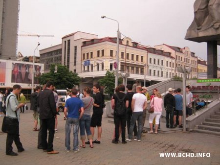 Моладзь БХД арганізавала "ўкантакце" энМетровую чаргу па валюту (Фота)