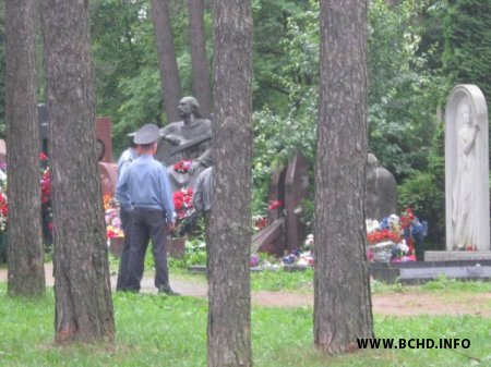 У дзень народзінаў Васіля Быкава яго магілу наведвалі менскія міліцыянты (Фота)