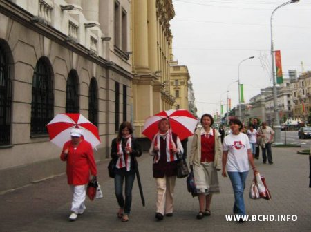 Малітоўнае шэсьце жанчынаў у бел-чырвона-белым (Відэа і фота)