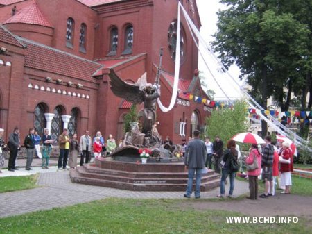 Малітоўнае шэсьце жанчынаў у бел-чырвона-белым (Відэа і фота)