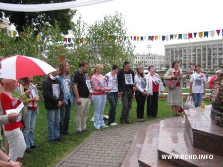 Малітоўнае шэсьце жанчынаў у бел-чырвона-белым (Відэа і фота)