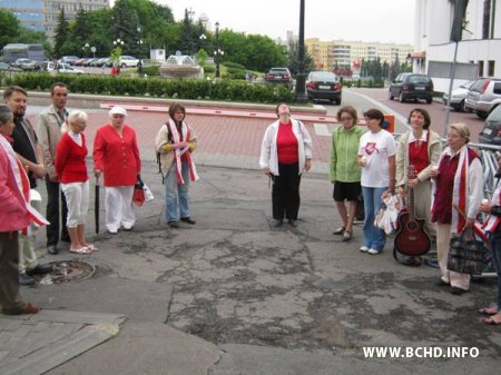 Малітоўнае шэсьце жанчынаў у бел-чырвона-белым (Відэа і фота)