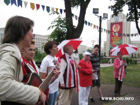 Малітоўнае шэсьце жанчынаў у бел-чырвона-белым (Відэа і фота)