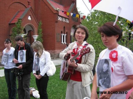 Малітоўнае шэсьце жанчынаў у бел-чырвона-белым (Відэа і фота)