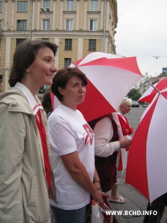 Малітоўнае шэсьце жанчынаў у бел-чырвона-белым (Відэа і фота)