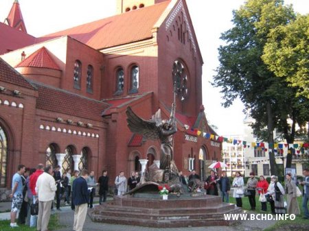 Апладысменты салідарнасьці на малітоўнай акцыі ля Чырвонага касьцёлу ў Менску (Відэа, фота)