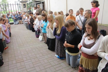 Развітацца з Казімірам Свёнткам у Менску прыйшлі тысячы людзей (Фота)