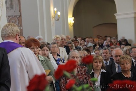 Развітацца з Казімірам Свёнткам у Менску прыйшлі тысячы людзей (Фота)