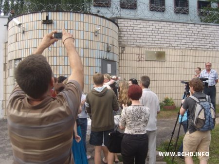 З турмы выйшлі сябры БХД Уладзімір і Сяргей Хіневічы, а таксама Алена Ліхавід (фота, відэа)