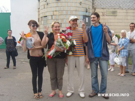 З турмы выйшлі сябры БХД Уладзімір і Сяргей Хіневічы, а таксама Алена Ліхавід (фота, відэа)