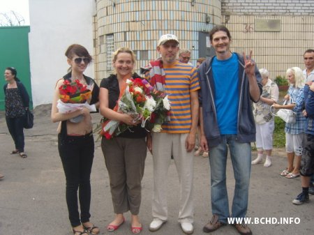 З турмы выйшлі сябры БХД Уладзімір і Сяргей Хіневічы, а таксама Алена Ліхавід (фота, відэа)