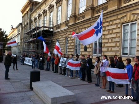 Сікорскі прыняў удзел у акцыі салідарнасці з беларусамі ў Варшаве (фота)