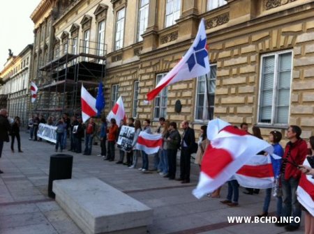 Сікорскі прыняў удзел у акцыі салідарнасці з беларусамі ў Варшаве (фота)