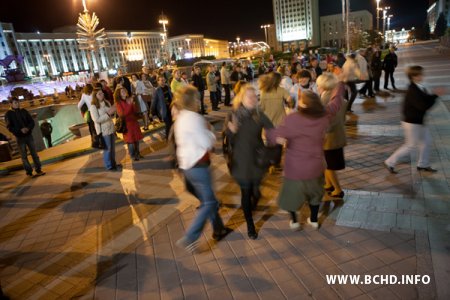 На евангелізацыйным канцэрце на Плошчы Незалежнасці 300 чалавек маліліся за Беларусь (Фота)