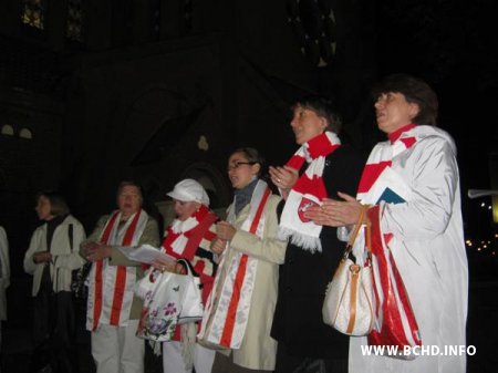 Падчас малітвы за Беларусь за ўзняты сцяг міліцыянты затрымалі Ніну Багінскую (Абноўлена, новыя фота)